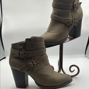 Stylish Women's Ankle Boots size 7 1/2 green 3 inch heel